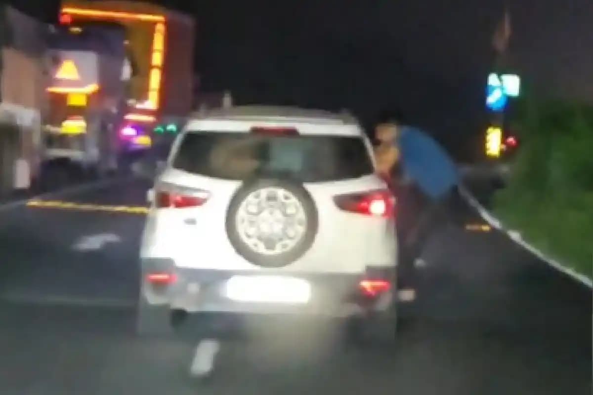 शिलिगुड़ी में टोल न देकर भाग रही गाड़ी से लटक गया कर्मचारी, युवक की सतर्कता से बची जान