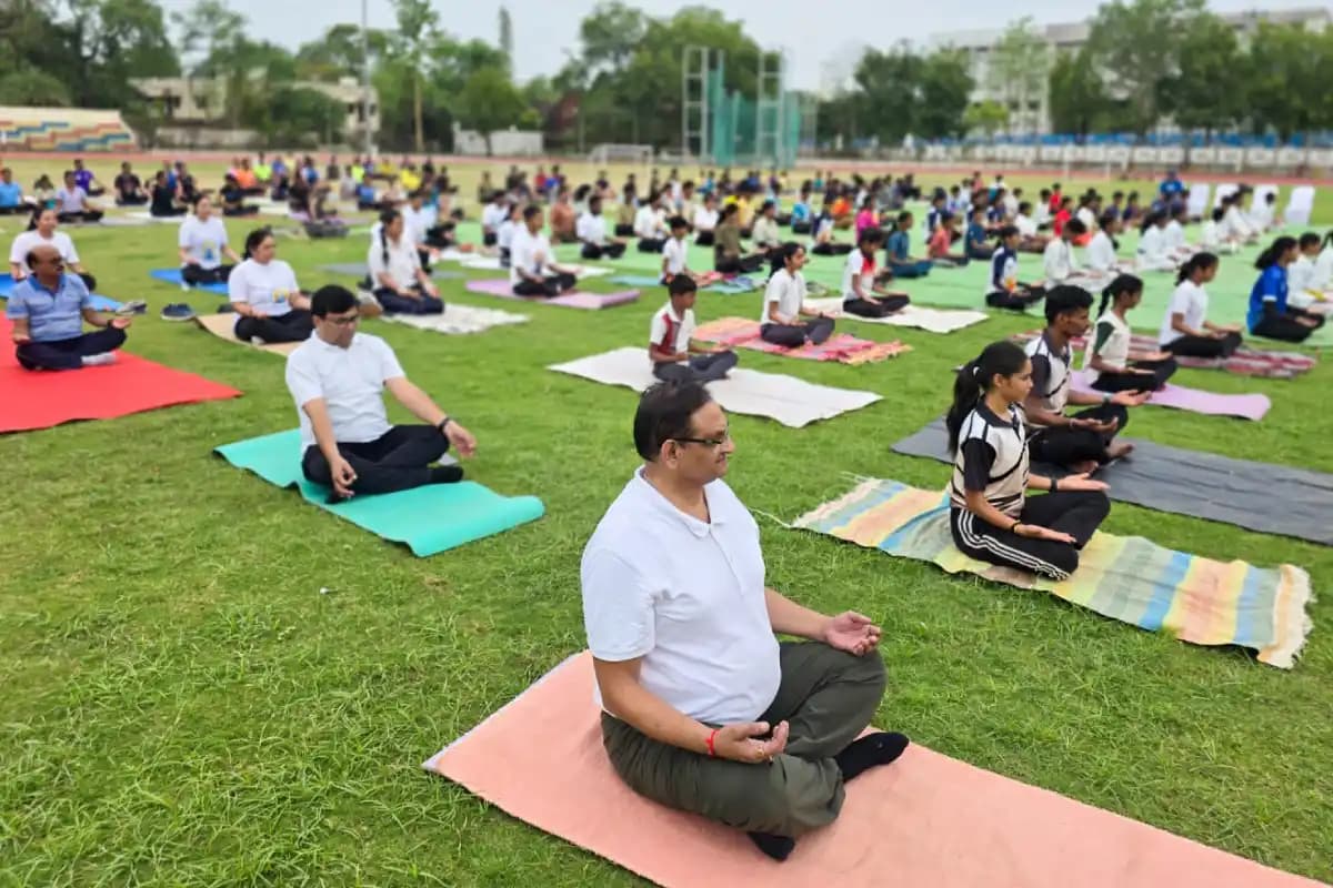 Nagpur News: स्वस्थ और निरोगी जीवन के लिए नियमित योग करने का संदेश, नागपुर विश्वविद्यालय में उत्साह के साथ आयोजन