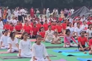 International Yoga Day celebration Kolkata Red Road: कोलकाता के रेड रोड पर हजारों लोगों ने किया योग, प्रधानमंत्री मोदी ने किया नेतृत्व