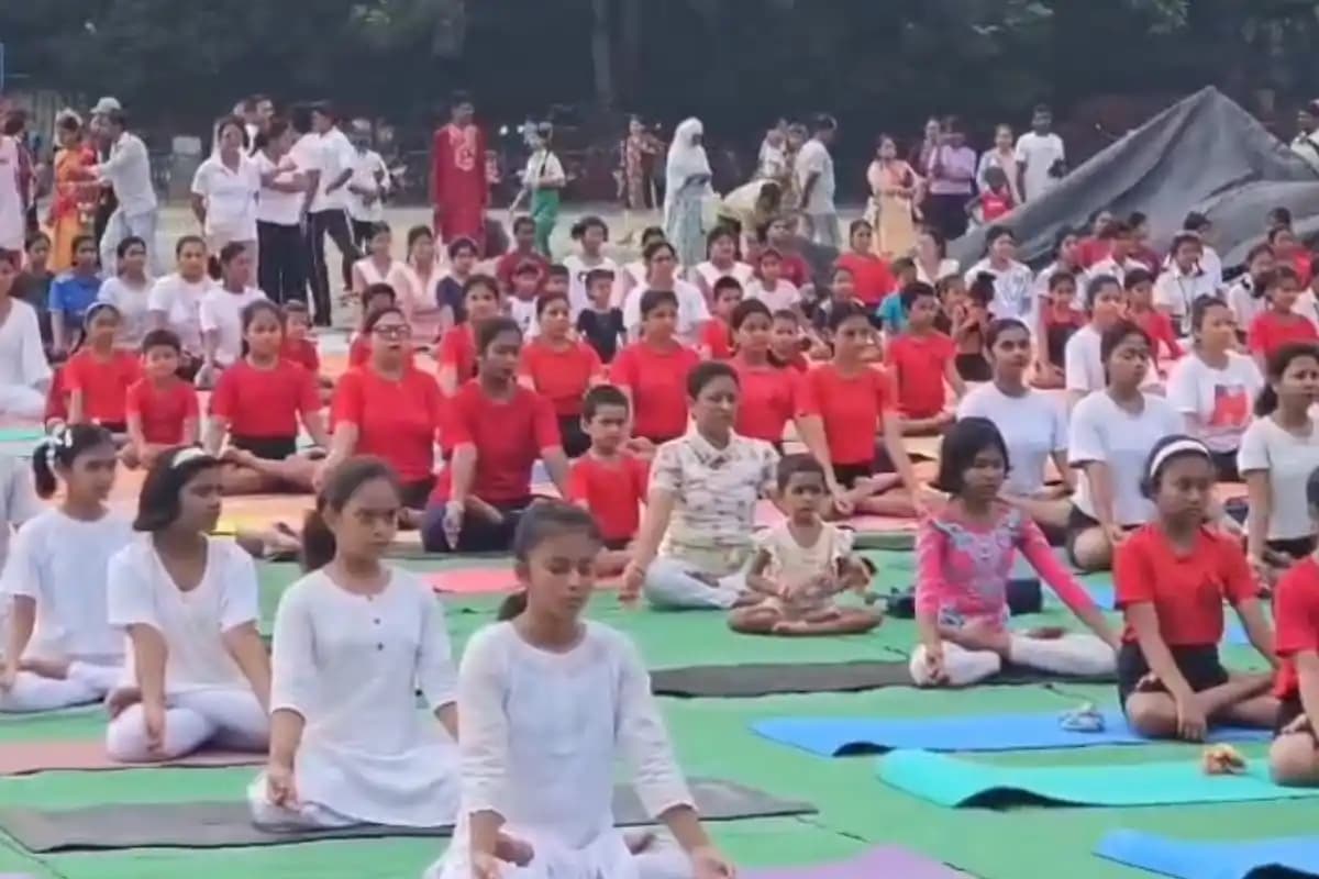 कोलकाता के रेड रोड पर हजारों लोगों ने किया योग, प्रधानमंत्री मोदी ने किया नेतृत्व