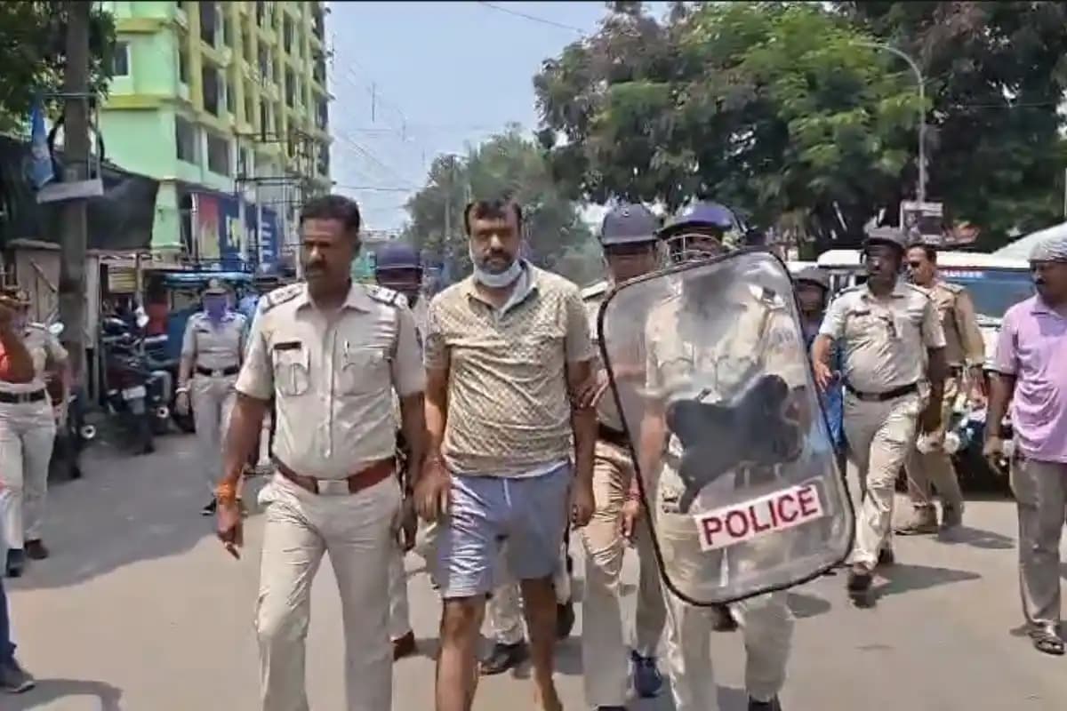 Paschim Bardhaman News: पुलिस हिरासत में तृणमूल नेता को सड़क पर चलाने की घटना से बढ़ा विवाद, सालानपुर में राजनीतिक बयानबाजी तेज