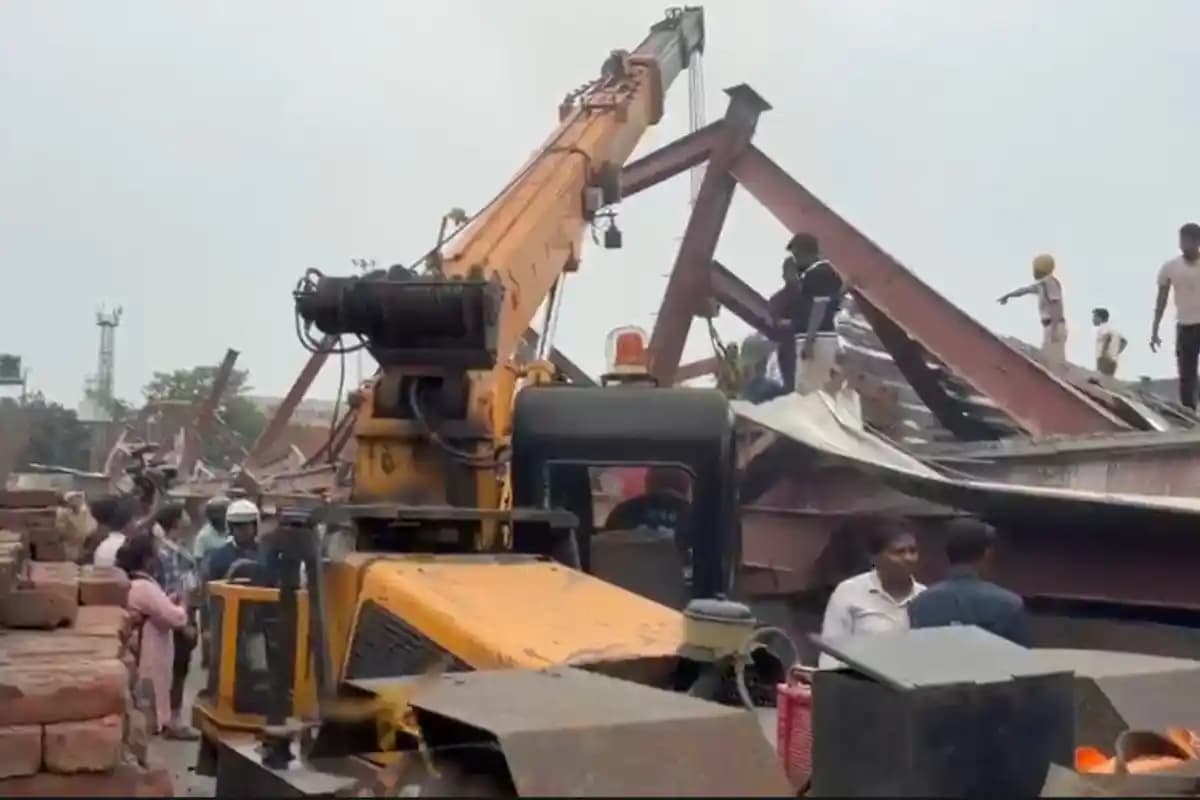 कोलकाता के तारातला में निर्माणाधीन गोदाम की छत गिरने से मचा हड़कंप, कई मजदूरों के फंसे होने की आशंका