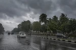आज भी भारी से अति भारी बारिश की चेतावनी, कोलकाता समेत कई जिलों में रेड अलर्ट