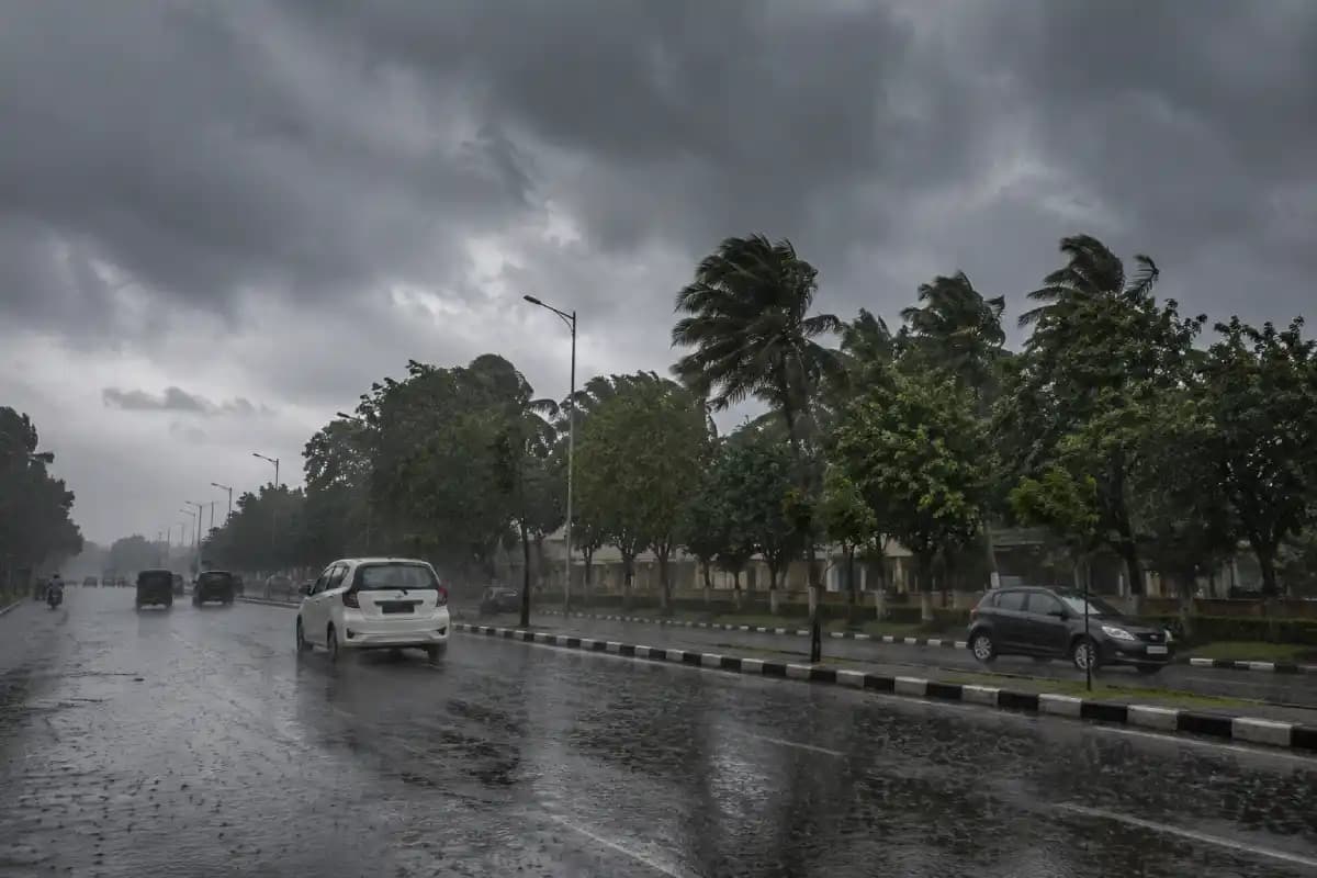 West Bengal Weather: आज भी भारी से अति भारी बारिश की चेतावनी, कोलकाता समेत कई जिलों में रेड अलर्ट; समुद्र से दूर रहने की सलाह