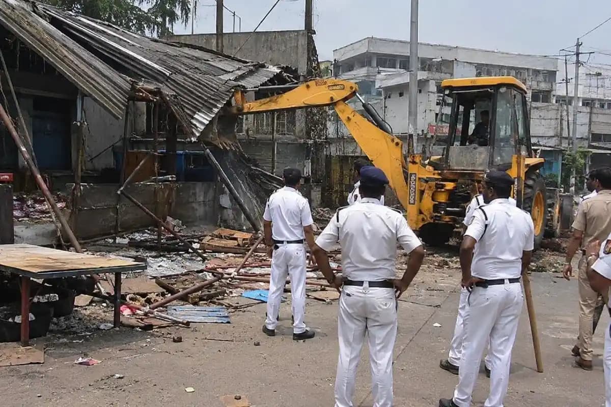 Kolkata News: पार्क सर्कस स्टेशन पर रातभर चला रेल का अभियान, अवैध दुकानें और स्टॉल हटाए गए