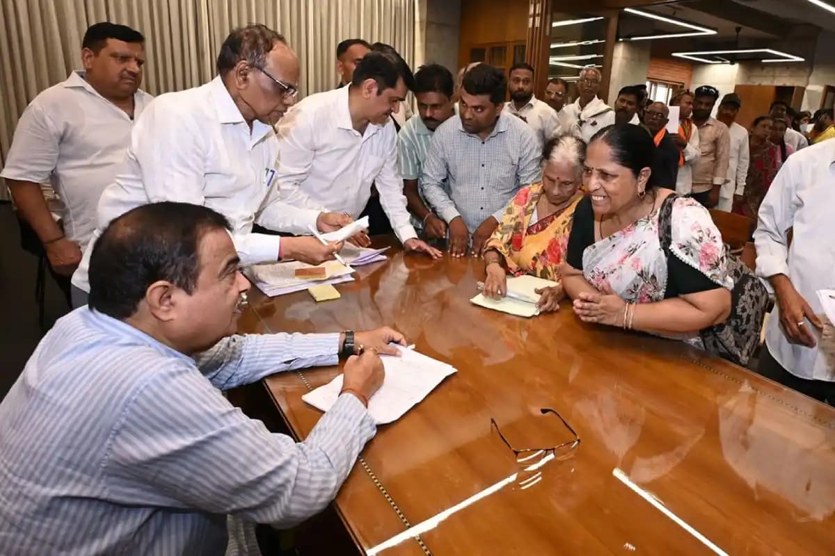 Nagpur News: गडकरी वाडे में जनसंपर्क कार्यक्रम में उमड़ी भारी भीड़, लोगों ने अपनी समस्याएं और मांगें केंद्रीय मंत्री के सामने रखीं