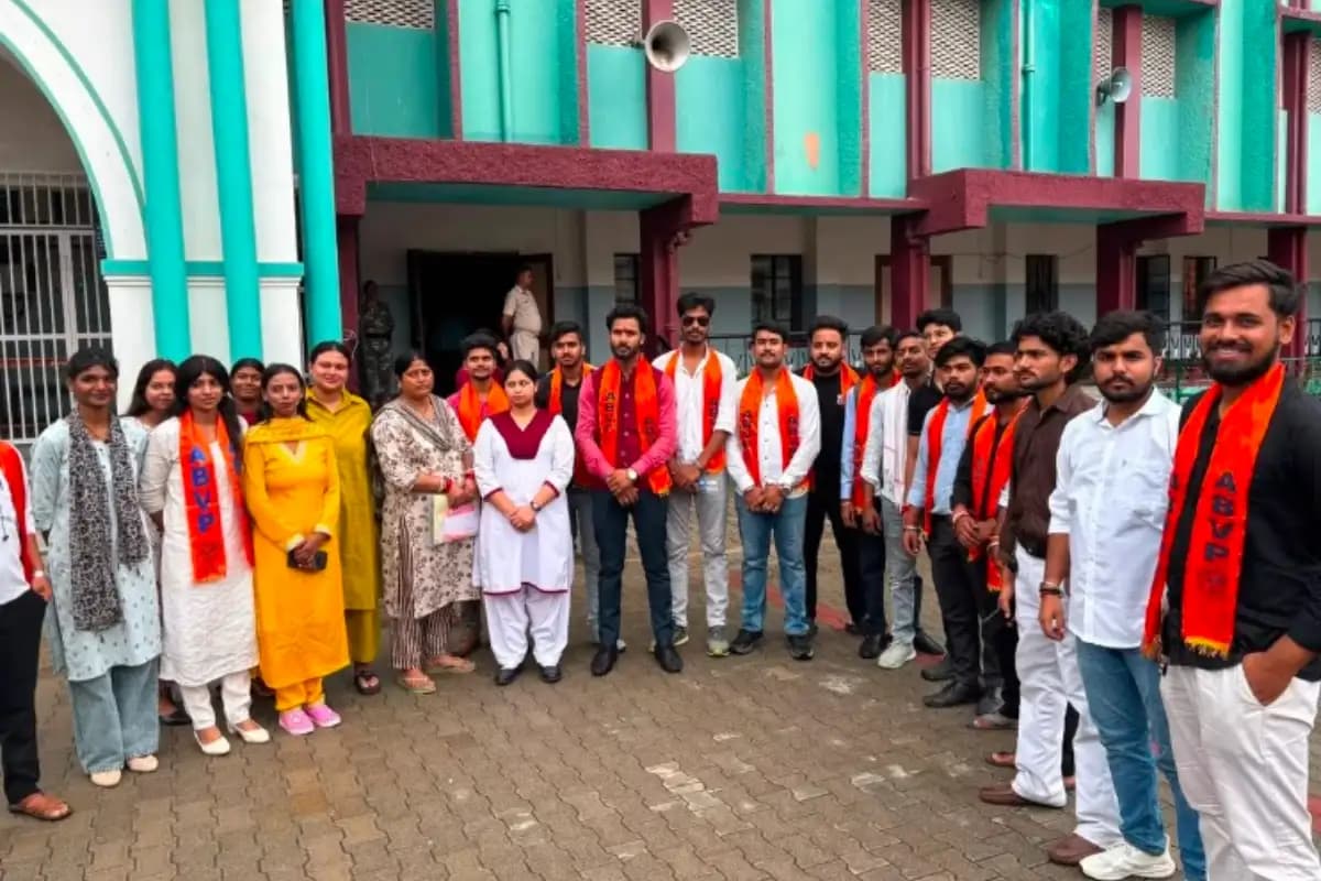 रांची: उर्सुलाइन कॉलेज में नोज रिंग को लेकर हाई-वोल्टेज ड्रामा, ABVP ने किया कॉलेज में प्रदर्शन और पुतला दहन