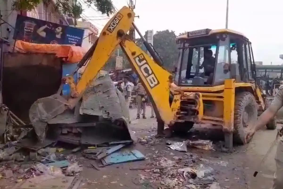 Howrah News: शालीमार स्टेशन के पास रेल की जमीन से अवैध कब्जा हटाने के लिए प्रशासन ने चलाया बड़ा अभियान