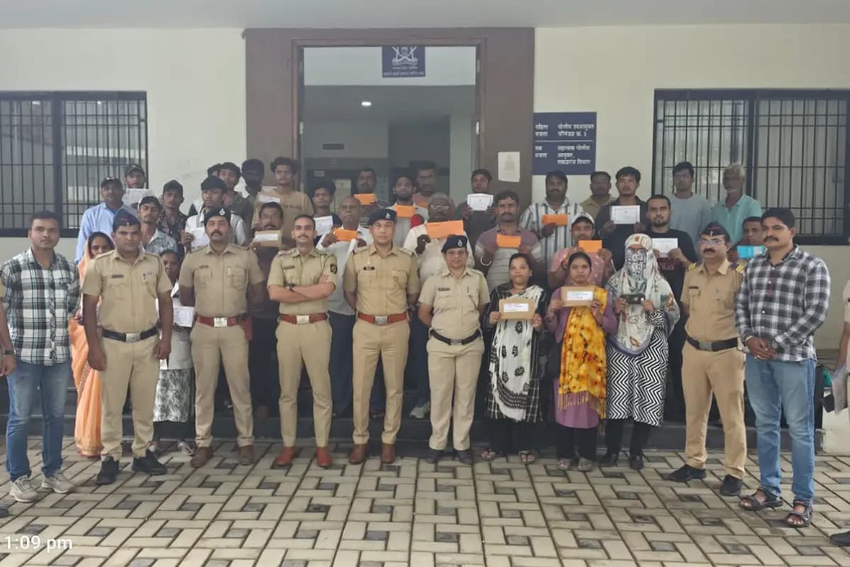 नागपुर पुलिस की बड़ी पहल, 122 गुम मोबाइल बरामद कर उनके मालिकों को लौटाए