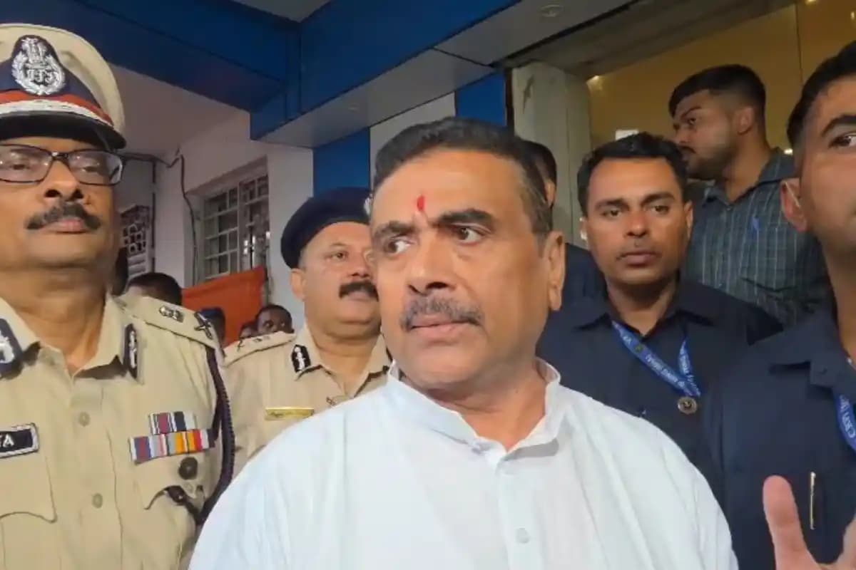 South 24 Parganas News: बारुईपुर में नाबालिग से दुष्कर्म मामले के बाद शुभेंदु अधिकारी ने घटनास्थल पहुंचकर पीड़िता के परिवार से मुलाकात की