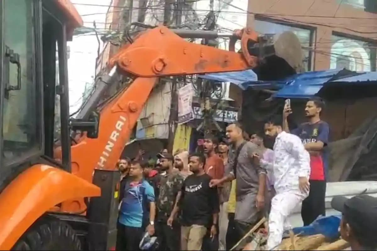 Paschim Bardhaman News: आसनसोल में नगर निगम ने फुटपाथ से अवैध दुकानें हटाने का अभियान चलाया