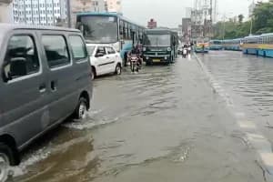 Kolkata Haldiram More waterlogging rain: लगातार बारिश से हल्दीराम मोड़ पर भरा पानी, लोगों और वाहनों को हुई भारी परेशानी