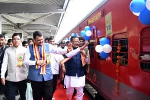 Nagpur Mukhyamantri Tirthdarshan Yatra Bodh Gaya: नागपुर से बोधगया के लिए मुख्यमंत्री तीर्थदर्शन यात्रा की शुरुआत, 800 श्रद्धालु हुए रवाना