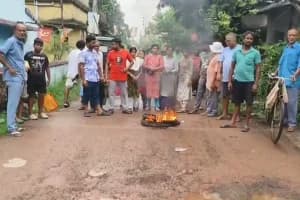 Agarpara Road Repair Demand Protest: 15 साल पुरानी सड़क की मरम्मत की मांग को लेकर लोगों का प्रदर्शन