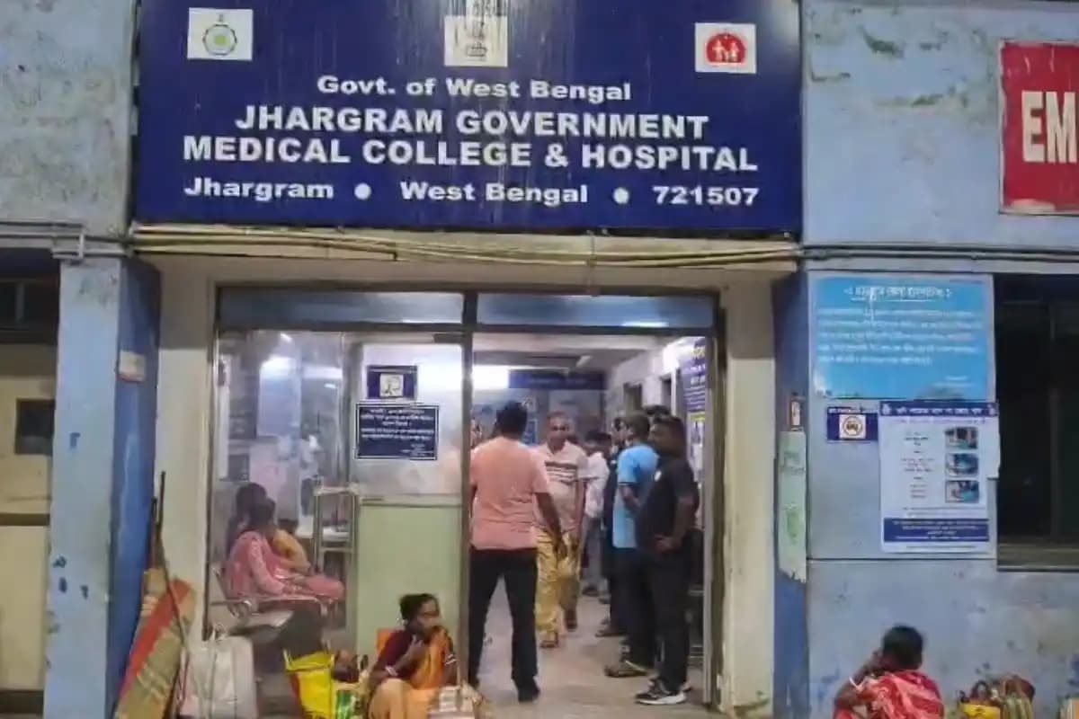 पूछताछ के दौरान अचानक चली गोली, झाड़ग्राम में दो बालू खदान कर्मी घायल, कोलकाता रेफर