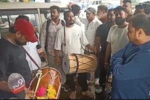 Tirthankar Ghosh Arrest BJP Celebration Khardah: पूर्व तृणमूल विधायक के बेटे तीरथंकर घोष की गिरफ्तारी के बाद खड़दह थाने के बाहर भाजपा कार्यकर्ताओं ने खुशी जताई