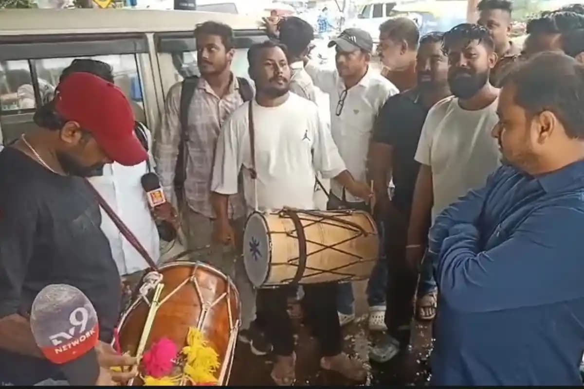 North 24 Parganas News: पूर्व तृणमूल विधायक के बेटे तीरथंकर घोष की गिरफ्तारी के बाद खड़दह थाने के बाहर भाजपा कार्यकर्ताओं ने खुशी जताई