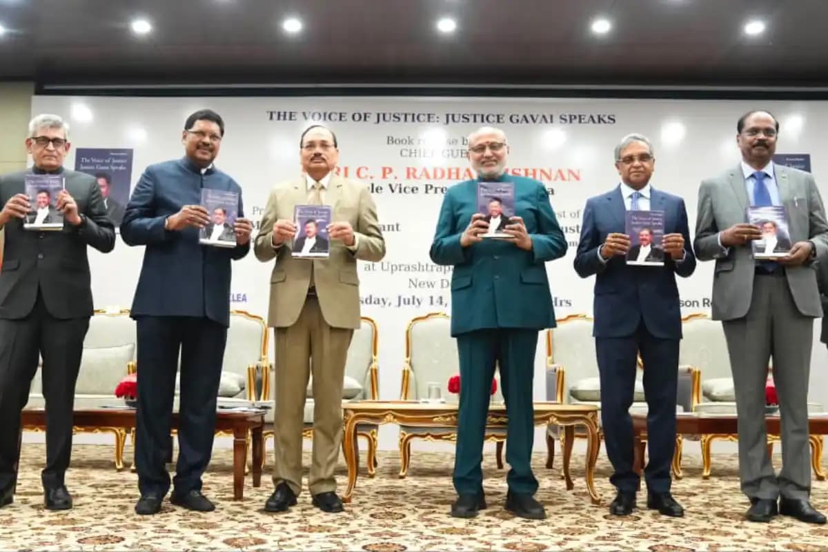 नई दिल्ली में उपराष्ट्रपति ने न्यायमूर्ति बी. आर. गवई पर आधारित पुस्तक का विमोचन किया, संविधान और न्याय व्यवस्था की मजबूती पर दिया जोर
