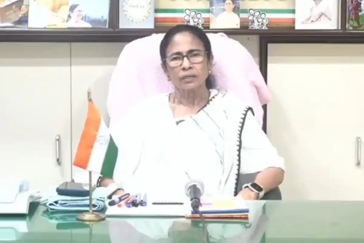 Kolkata News: कालीघाट स्थित घर से ममता बनर्जी ने पार्टी के कार्यकर्ताओं, समर्थकों और आम लोगों के लिए अपना संदेश साझा किया।