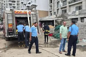 Nagpur Ganeshpeth under construction building fire: गणेशपेठ की निर्माणाधीन इमारत में लगी भीषण आग, पार्किंग में रखा निर्माण सामान जलकर राख
