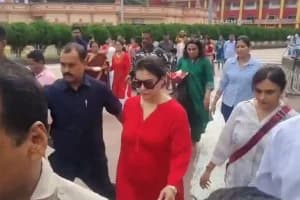 Kajol Devgan Dakshineswar Kali Temple Visit: दक्षिणेश्वर मां भवतारिणी मंदिर में अभिनेत्री काजल ने सुबह की पूजा, पूरी सुरक्षा व्यवस्था के बीच हुई पूजा