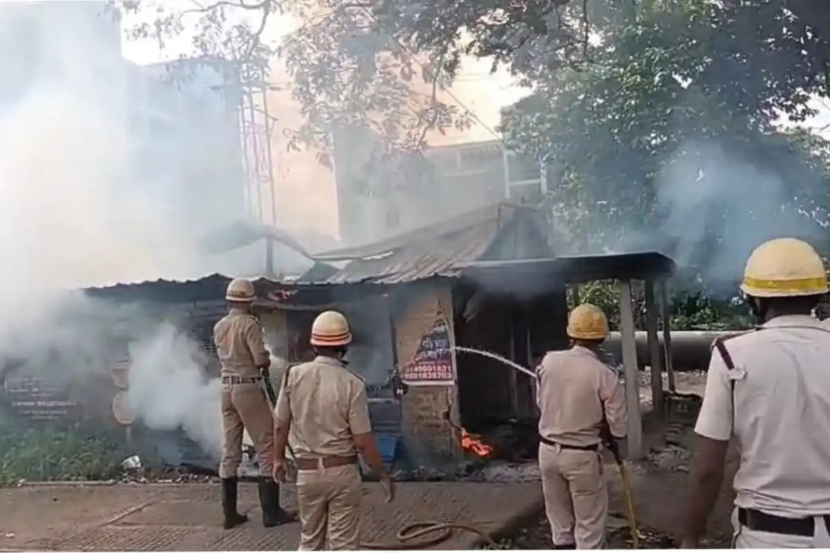 दुर्गापुर के गांधी मोड़ स्थित छोटे होटल में भीषण आग, लाखों रुपये का सामान जलकर राख
