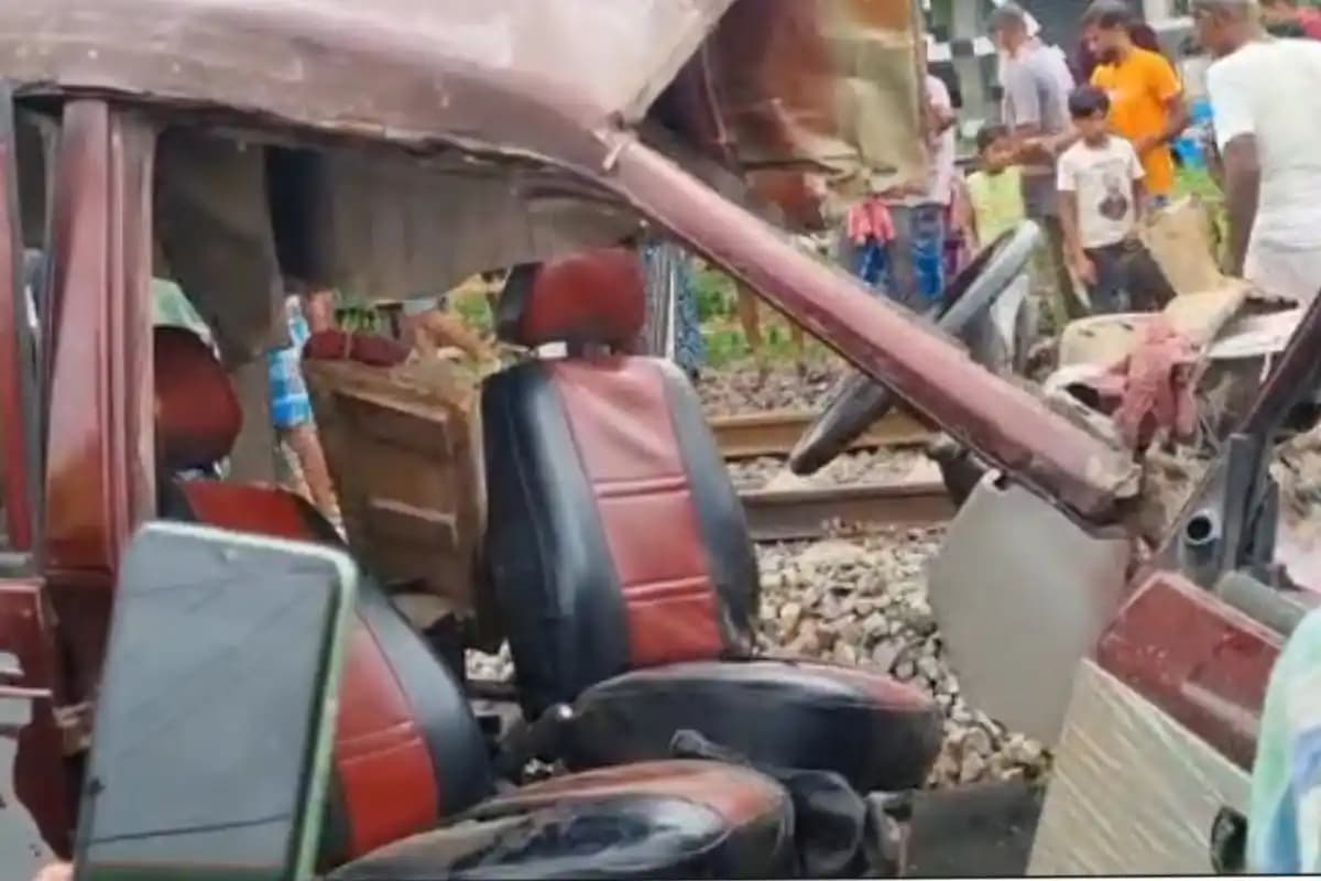 मुर्शिदाबाद में स्कूल वैन को ट्रेन ने मारी टक्कर, 3 बच्चों की मौत, कई घायल