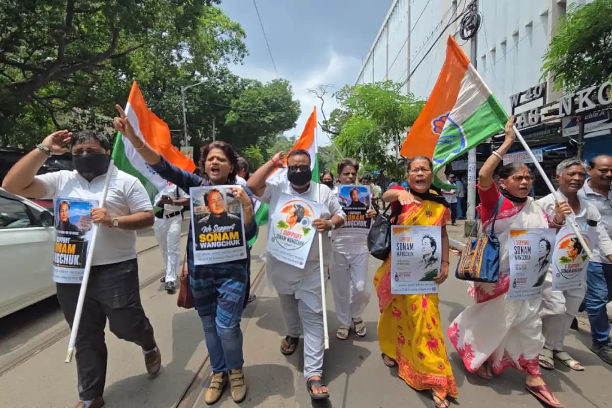 प्रश्नपत्र लीक के विरोध में कोलकाता में आईएनटीयूसी सेवादल का मौन धिक्कार मार्च