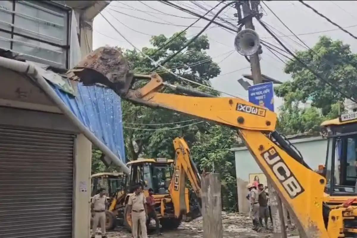 South 24 Parganas News: आमतला में अभिषेक बनर्जी के पांच मंजिला कार्यालय पर बुलडोजर, अवैध निर्माण के आरोप में कार्रवाई