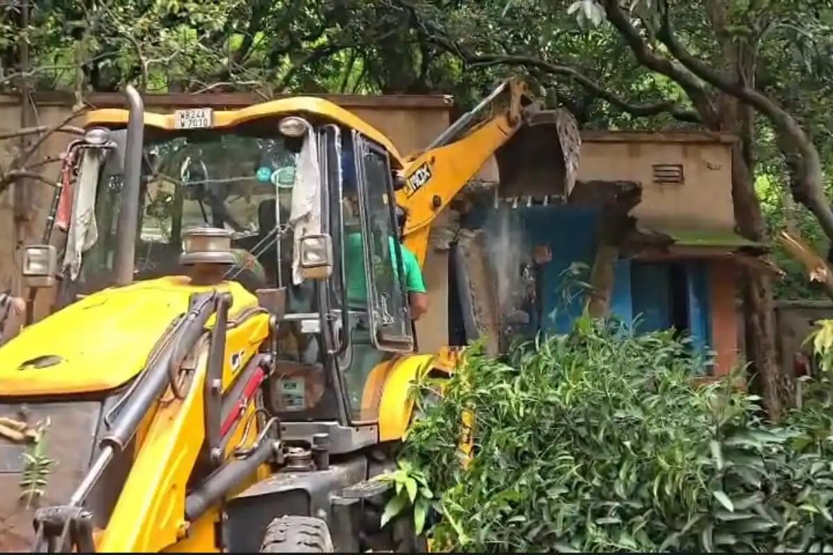 Paschim Bardhaman News: माइथन में डिविसी ने दखल हटाने की कार्रवाई शुरू की, सौ से अधिक पुराने मकानों को बुलडोजर से तोड़ा जा रहा है