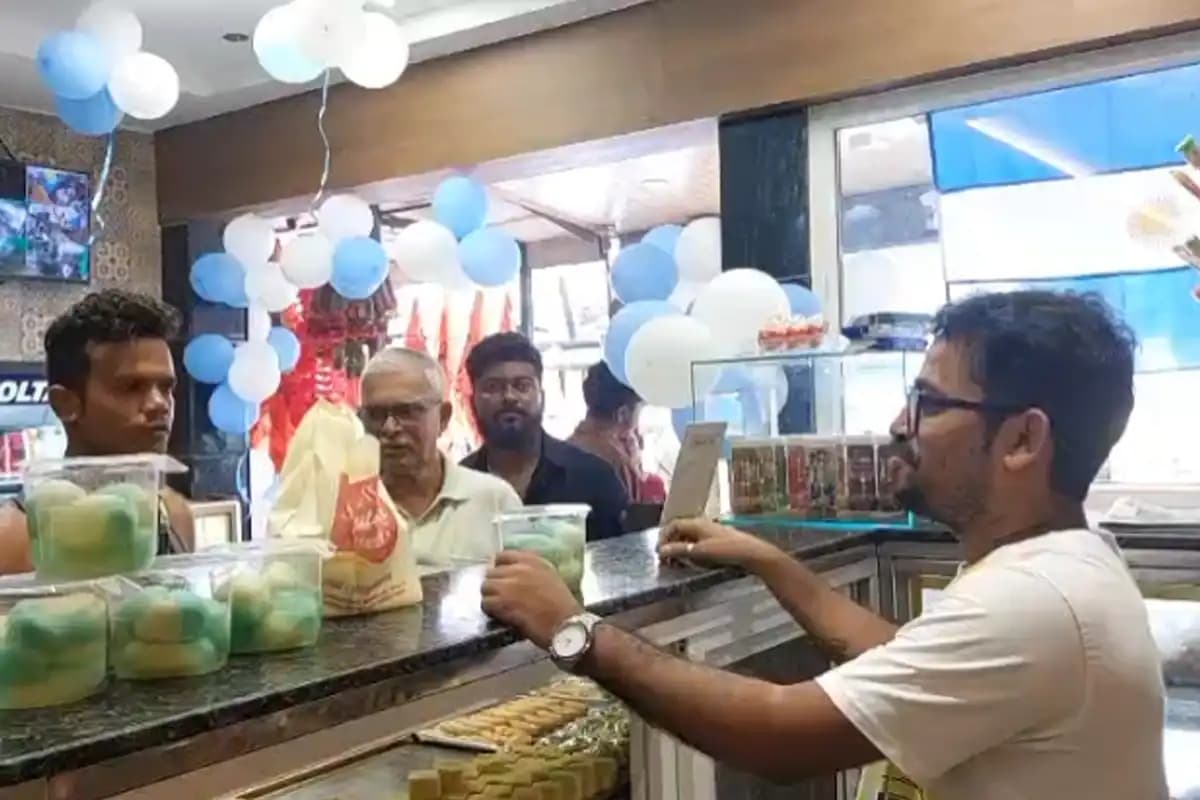 Siliguri News: विश्व कप फाइनल के जोश में सिलीगुड़ी की दुकान पर अर्जेंटीना थीम वाली मिठाइयों के लिए उमड़ी भारी भीड़