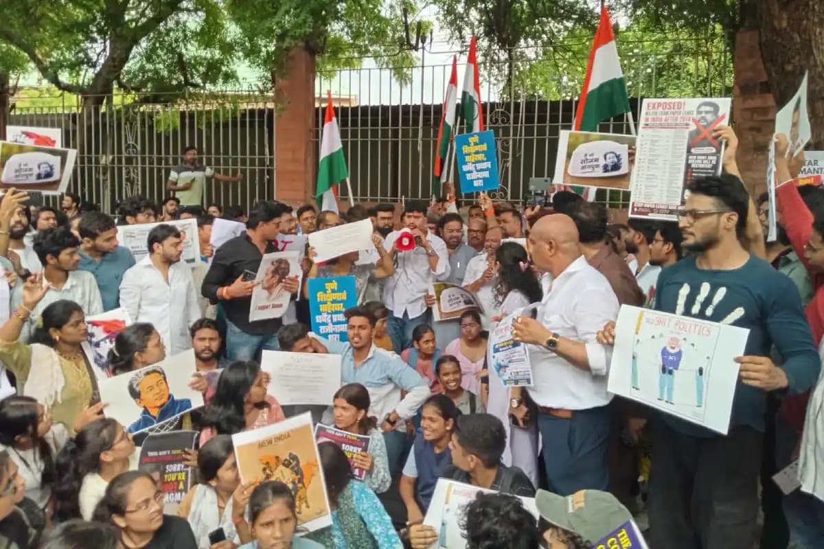 Nagpur News: संविधान चौक पर सोनम वांगचुक और अभिजीत दीपके के समर्थन में शिवसेना का प्रदर्शन