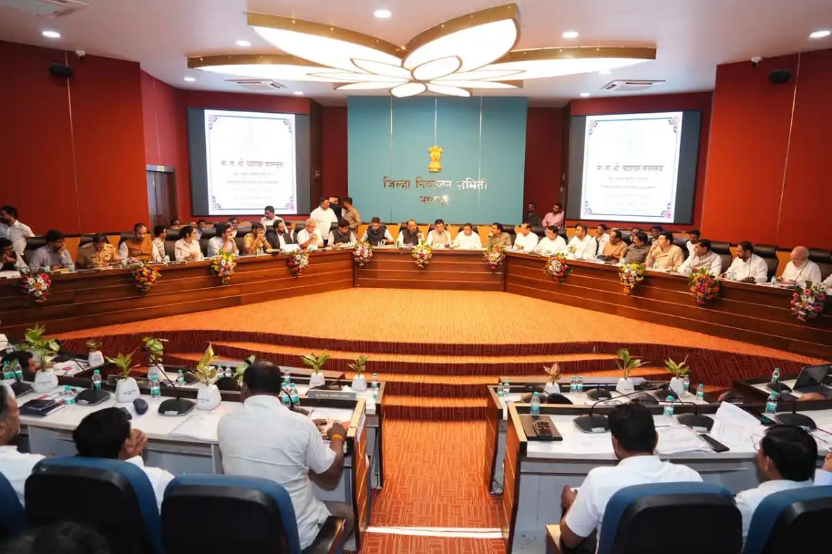 नागपुर विकास के लिए तीन साल का रोडमैप तैयार, जिला योजना निधि के बेहतर उपयोग पर पालकमंत्री बावनकुळे का जोर