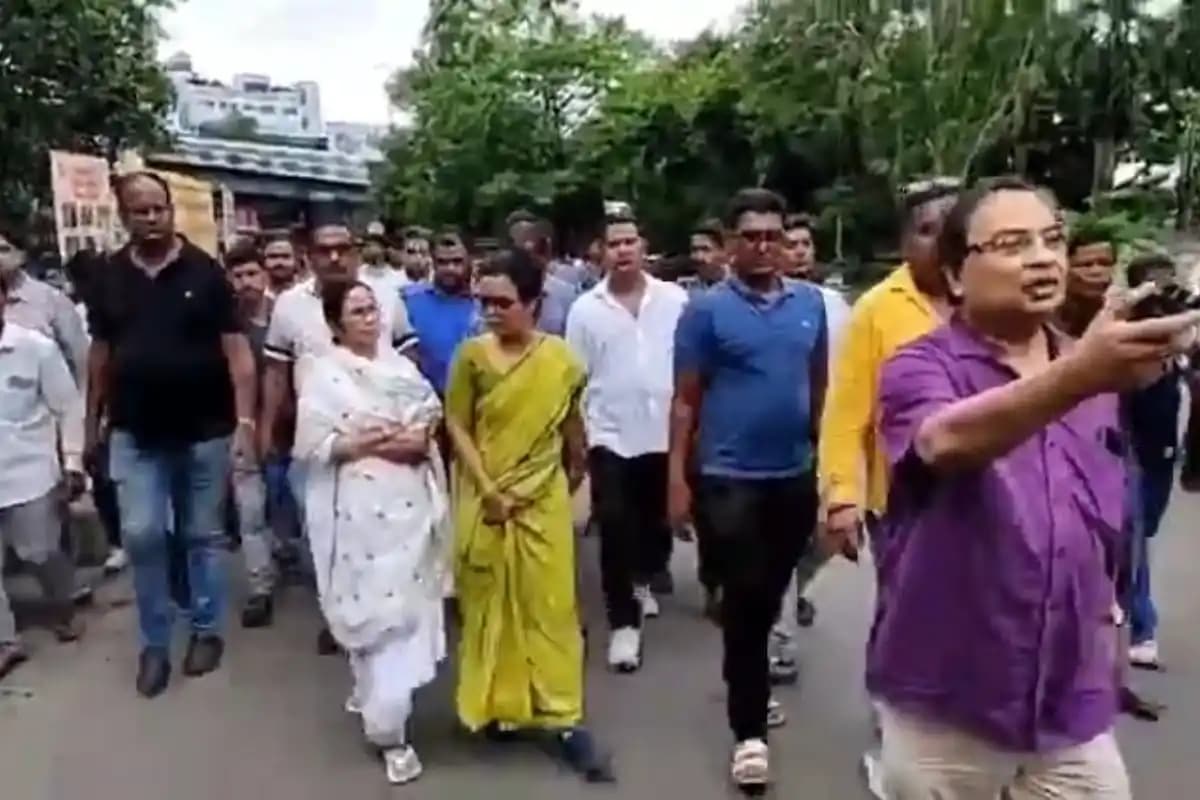 Kolkata News: 21 जुलाई मंच पर तोड़फोड़ के बाद ममता बनर्जी ने सुबह पहुंचकर स्थिति का निरीक्षण किया