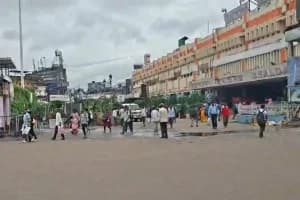 Sealdah Station Kolkata empty no crowd: शियालदह स्टेशन परिसर में इस बार नहीं दिखी भीड़, खाली नजर आया पूरा इलाका