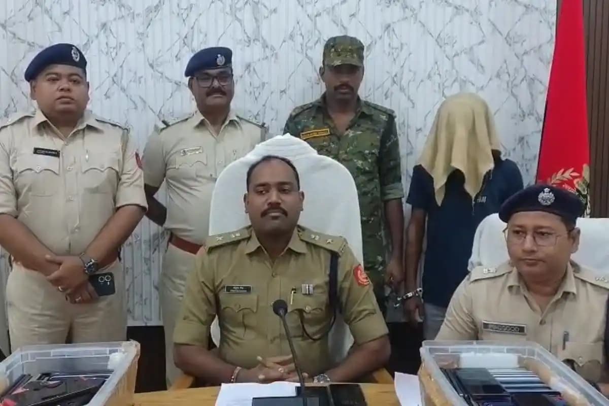 मालदा में कुरियर पार्सल से मोबाइल तस्करी का खुलासा, पुलिस ने 100 फोन के साथ एक आरोपी को पकड़ा