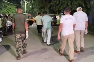 Malda BSF camp firing two jawans dead: पश्चिम बंगाल के मालदा में बीएसएफ कैंप के अंदर जवानों के बीच गोलीबारी में दो जवानों की मौत, एक जवान गंभीर रूप से घायल।