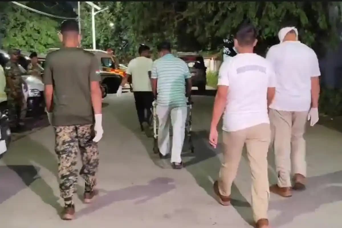 पश्चिम बंगाल के मालदा में बीएसएफ कैंप के अंदर जवानों के बीच गोलीबारी में दो जवानों की मौत, एक जवान गंभीर रूप से घायल।