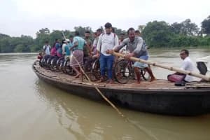 Dadpur boat capsized school students safe: पश्चिम बंगाल के पूर्व बर्धमान जिले में नदी पार करते समय नाव पलटी, स्कूल के छात्र और कई लोग बाल-बाल बचे