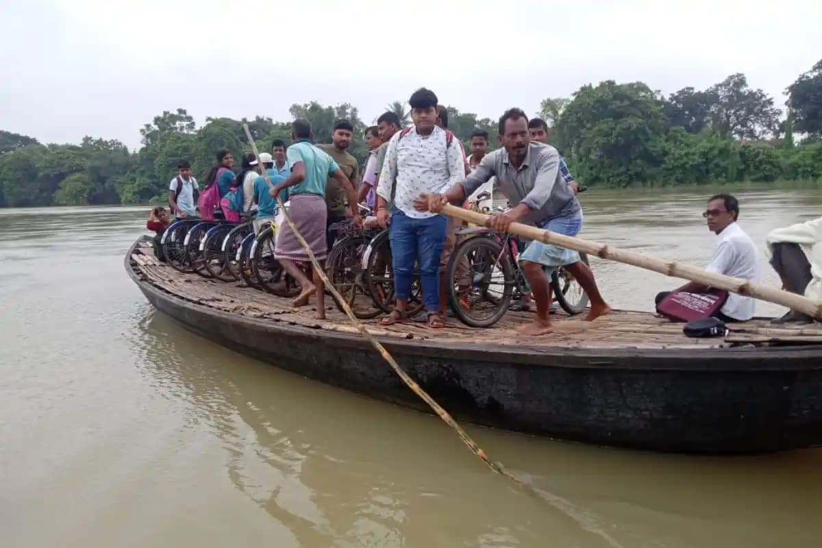 पश्चिम बंगाल के पूर्व बर्धमान जिले में नदी पार करते समय नाव पलटी, स्कूल के छात्र और कई लोग बाल-बाल बचे