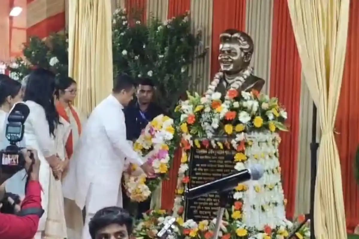 Kolkata News: भवानीपुर के घर में मनाई गई उत्तम कुमार की जयंती, शुभेंदु अधिकारी सहित कई नेता और मंत्री हुए शामिल