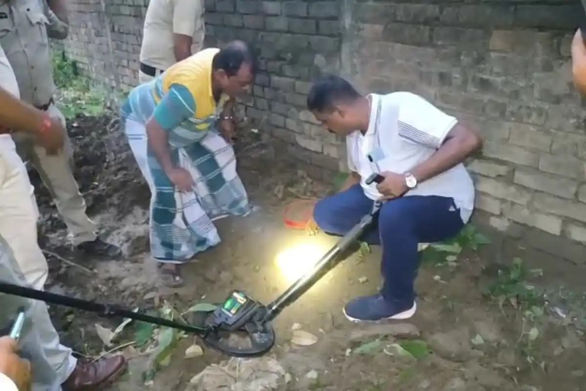 Murshidabad News: फरक्का में मिट्टी खोदते ही मिला बमों का जखीरा, 50 ताजा बम बरामद, एक गिरफ्तार