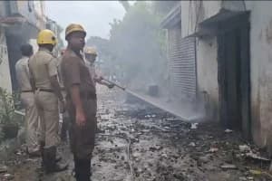 North 24 Parganas: नीलगंज पुलिस चौकी में रखे जब्त पटाखों और बारूद में धमाका, इलाके में फैली दहशत