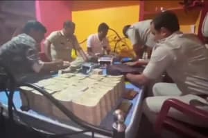 Birbhum illegal sand mafia raid cash gold recovery: बीरभूम में अवैध बालू कारोबार पर बड़ी कार्रवाई, 5.5 करोड़ रुपये नकद और 15 किलो सोना बरामद