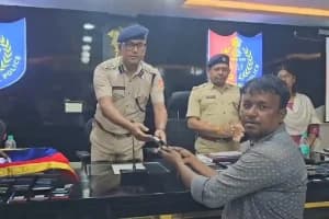 Diamond Harbour police return lost mobile phones: डायमंड हार्बर पुलिस ने 42 लोगों को लौटाए खोए हुए मोबाइल फोन