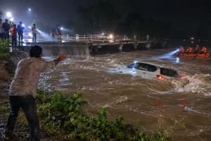 Yavatmal Adan river flood car swept away: यवतमाल में बाढ़ का बड़ा हादसा, अडाण नदी में कार बहने से पत्नी और दो बेटियां लापता