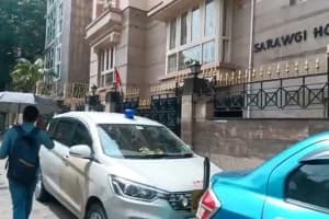 Kolkata ED raid Khidderpore Short Street: कोलकाता में कई जगहों पर ईडी की तलाशी, आर्थिक लेनदेन में गड़बड़ी के मामले में जांच तेज