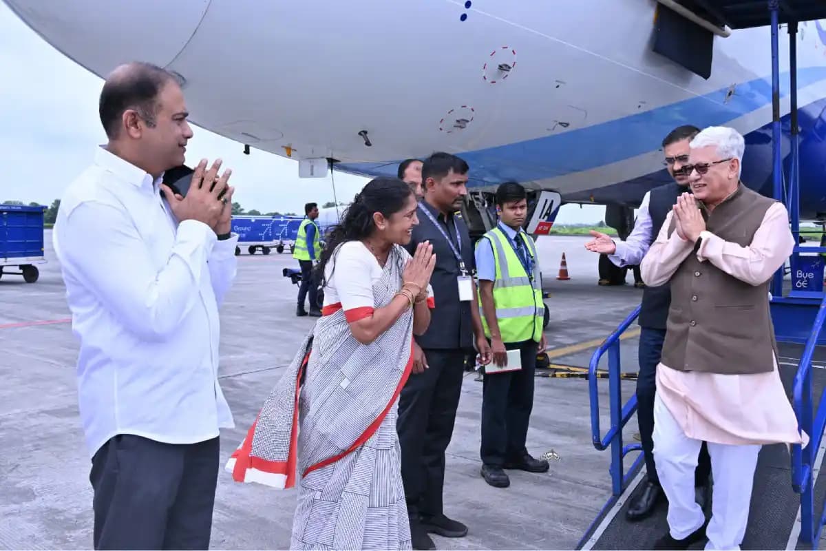 नागपुर पहुंचने पर राज्यपाल जिष्णु देव वर्मा का जनप्रतिनिधियों और अधिकारियों ने गर्मजोशी से स्वागत किया