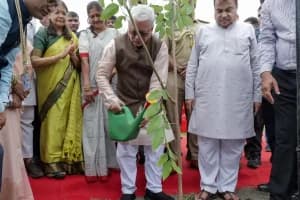 Nagpur University Governor Jishnu Dev Varma Tree Plantation Drive: नागपुर विश्वविद्यालय में एक हजार पौधे लगाने के अभियान की शुरुआत, राज्यपाल जिष्णू देव वर्मा और नितिन गडकरी रहे उपस्थित