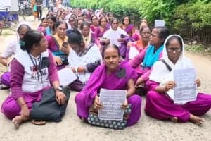 Bankura ASHA workers protest Chandana Bauri resignation: आशा कर्मियों का काला बैज पहनकर प्रदर्शन, चंदना बाउरी के इस्तीफे की मांग